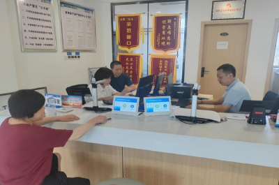 崇阳：窗口服务“不打烊”   便民服务很贴心