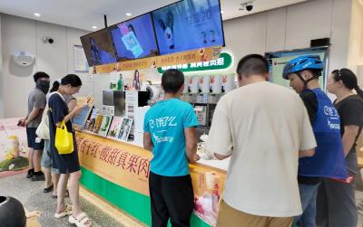 崇阳：甜蜜暴击！奶茶和秋天一起到货