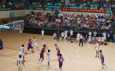 精彩对决！这场篮球赛让近千名观众大呼过瘾