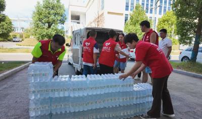咸宁市文明办组织爱心企业来崇开展“送清凉”文明实践活动