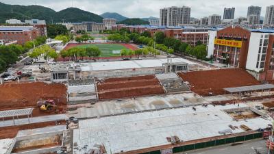 【聚焦重点项目建设】崇阳：破解“接娃停车难”  让放学路更顺畅