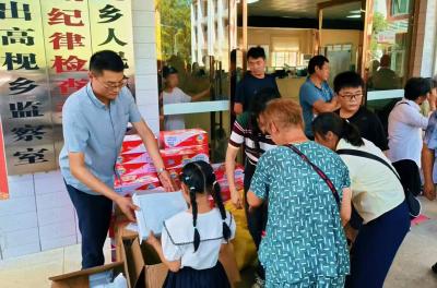 崇阳县高枧乡：物资载温情  爱心暖童心