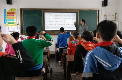 恪守师德，做勤奋务实的老师——记崇阳县实验小学教师何久东 