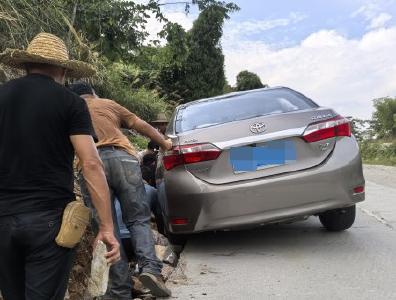 “走，咱们搭把手去！”