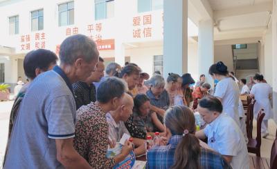 崇阳县人民医院：医师节义诊进乡村    暖心服务送健康