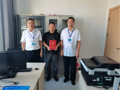 零跑腿领证！崇阳不动产登记“三进”服务进车间