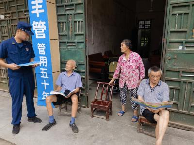 崇阳县消防救援大队为独居老人送上消防安全“小贴士”