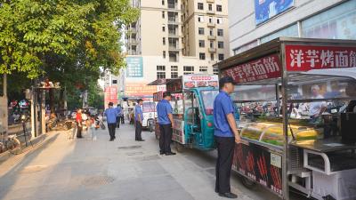 双节坚守“不打烊”    守护城市“颜值”与秩序