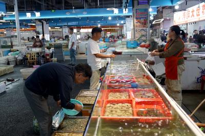 双节将至：市场抢“鲜”购   月饼挑不停