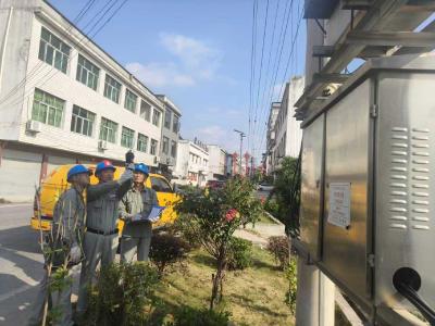查隐患保安全  国网崇阳县供电公司开展公变测温测流工作