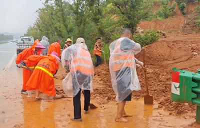 突发降雨  崇阳县交通局​农村公路养护组清除路障保畅通