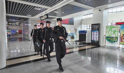 “行走的安全感”上线！崇阳巡特警双节期间武装巡防