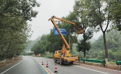 崇阳：清除隐患   让标志标牌“亮”出来