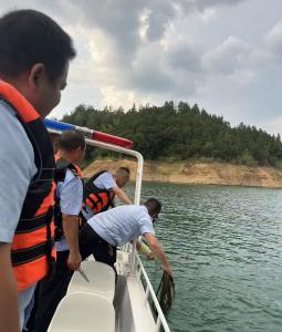 崇阳通城两地联合执法  守护青山水库生态安全