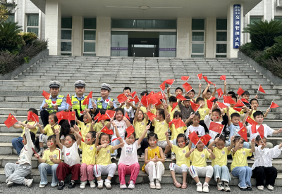 崇阳：萌娃“突袭”警营  送上“甜蜜”祝福