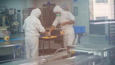 双节叠加订单激增  崇阳麦乐食品厂开足马力忙生产