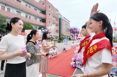 鲜花送给您！崇阳县实验小学教师节“仪式感”拉满