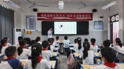 崇阳县人民医院走进环城小学开展“全国爱牙日”科普活动