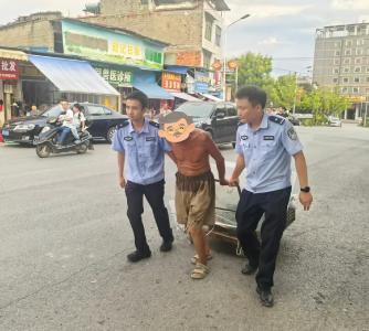 崇阳：老人拉车艰难上坡，这一幕令人暖心！