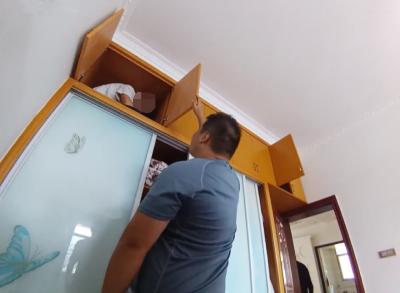 循迹追踪  崇阳公安柜顶夹层擒获“躲猫猫”嫌犯