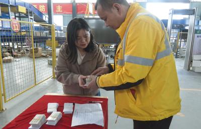 崇阳县总工会为267位新就业形态劳动者送上“健康礼包”