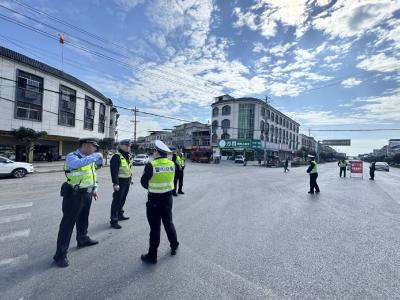 多方协作护平安！崇阳交警全力护航106国道桂口钢栈桥检修