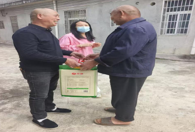 崇阳县金塘镇商会重阳节走访慰问困难老人