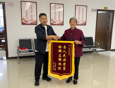 崇阳县住建局：担当作为办实事  群众满意送锦旗