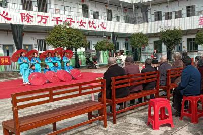 崇阳县天城镇：银发映暖阳  金秋敬老情 