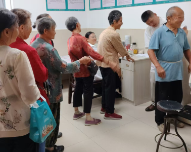 崇阳县沙坪镇卫生院：关爱老人送健康  免费体检送上门