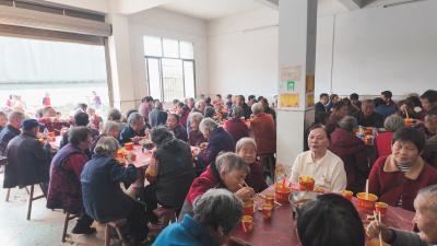 爱满重阳   崇阳县进口村200余名老人开出“幸福盲盒”