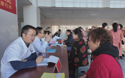 情暖重阳 健康护航 | 崇阳中医院走进崇阳县老年大学开展义诊活动