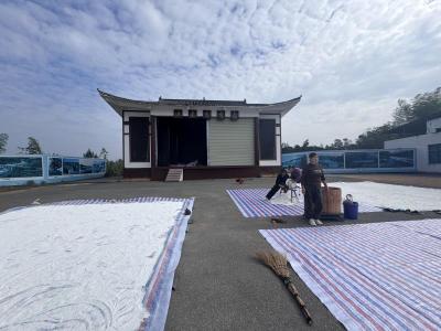 崇阳县洪泉村：空地变宝地   “共享晒场”晒出丰收景