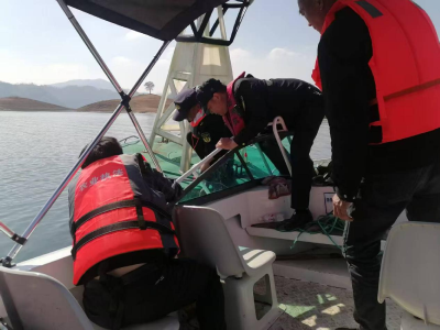 崇阳：清除水下“陷阱”   护航库区通航