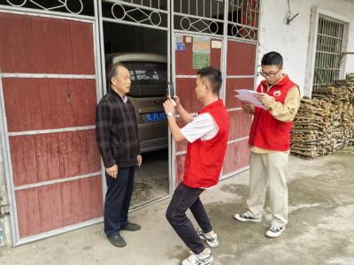 崇阳县桂花泉镇：暖心上门年审  情系退伍老兵