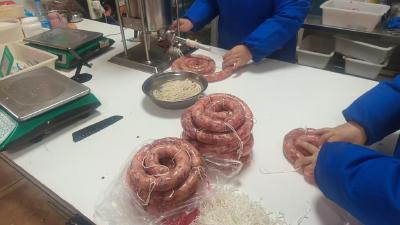 腊味飘香   崇阳街头迎来“灌肠热”