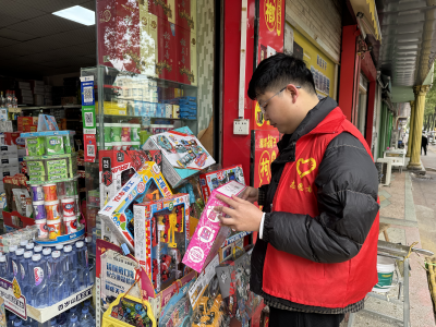 崇阳县天城镇开展“‘扫黄打非’进店铺”专项行动