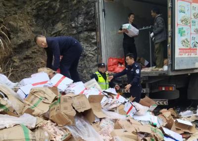 货车侧翻货物散落 崇阳警民暖心救援保畅通