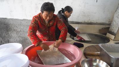 咸宁崇阳：铜盆粉飘香  老手艺留住舌尖上的乡愁