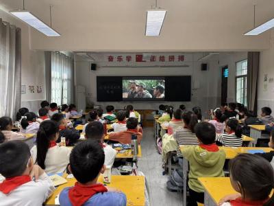 崇阳县实验小学4000多名少先队员追“光”而行