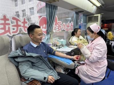 热血映初心  崇阳县天城镇党员干部踊跃参与无偿献血