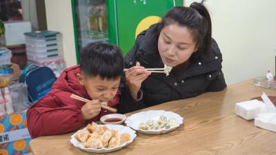 崇阳冬至：手工饺子香飘街巷