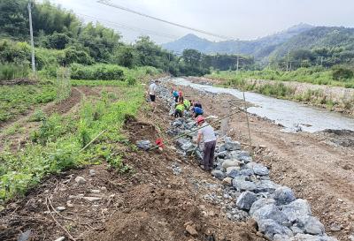 崇阳：党旗插在工地上  “饭碗”端在家门口