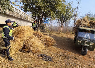 桥下堆积稻草  崇阳交通执法部门快速清理除隐患