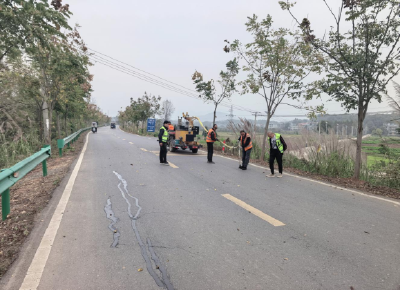 元旦暖途守平安  养护攻坚除隐患