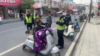 全警上路  崇阳开展路面交通秩序专项整治行动