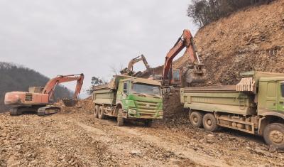 【聚焦重点项目建设】冲刺年底路基完工  崇阳县石城镇矿区外道路扩建及延伸工程再提速   