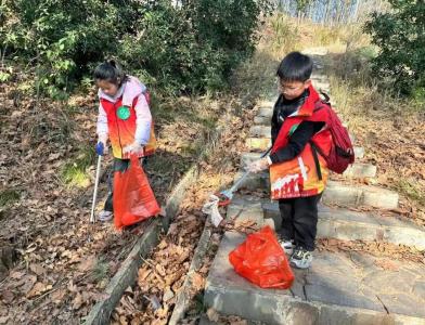崇阳：青春守护  “益”起登山