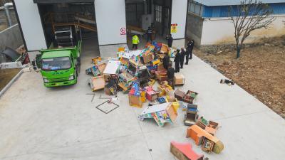 崇阳公安集中销毁40余台赌博器具