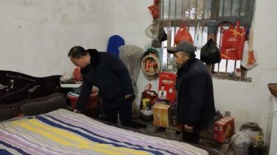 崇阳县石城镇211份温暖速递直达“一老一小”